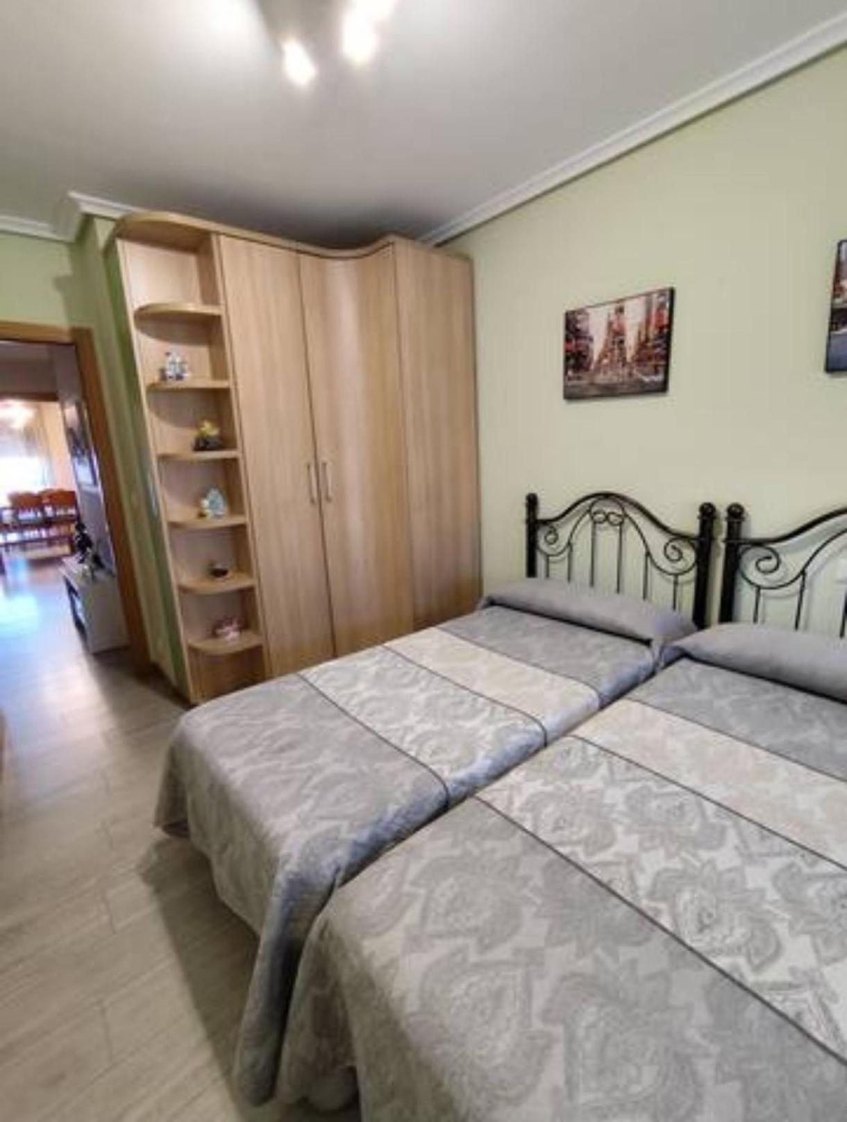 Apartamento De Tres Dormitorios Con Garaje Y Todos Los Servicios Cerca Burgos Exterior photo