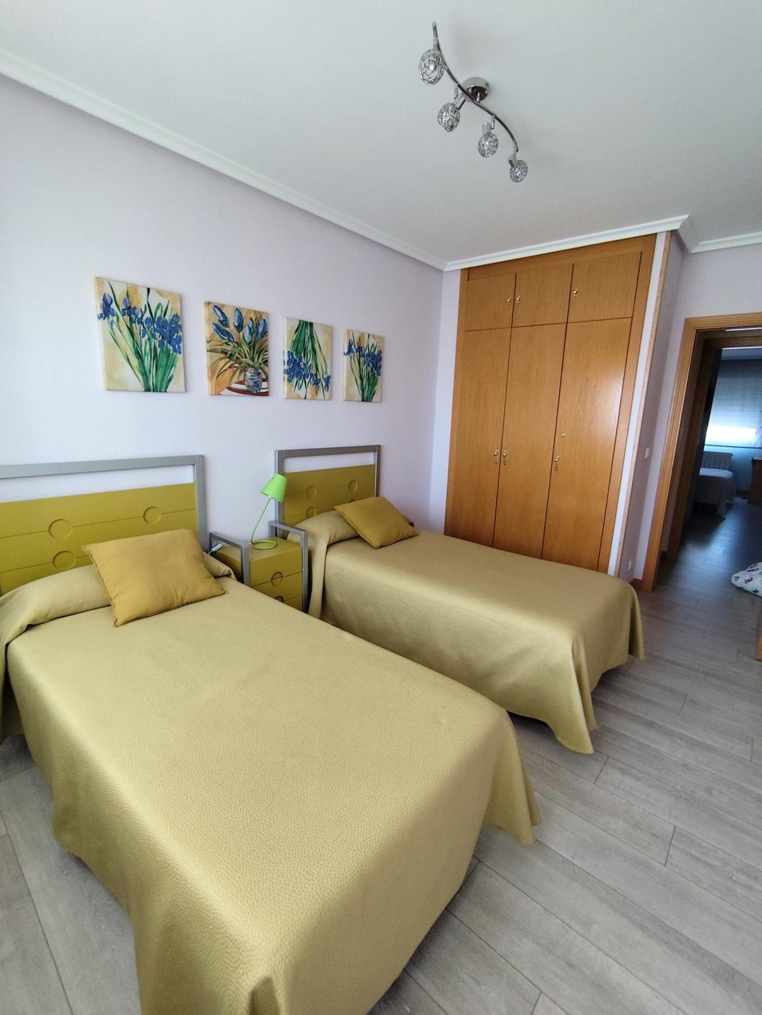 Apartamento De Tres Dormitorios Con Garaje Y Todos Los Servicios Cerca Burgos Exterior photo